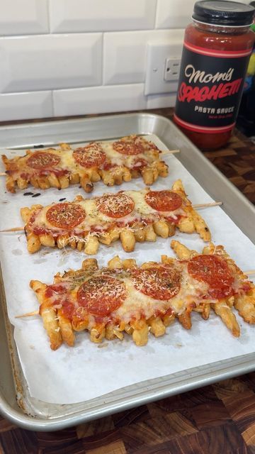 French Fries Ideas, Pepperoni Skewers Appetizers, Pepperoni Fries, Pizza Fries Skewers, French Fry Birthday Party, Pizza French Fries, Loaded Pizza Fries, Pepperoni Cheese Fries, French Fry Pizza