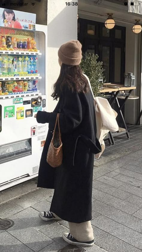 Seoul Outfits, Korean Winter Outfits Coats, Korean Long Skirt Outfits For Winter, Japan Winter Aesthetic Outfit, Korean Winter Scarf Outfit, Japanese Winter Fashion 2022, Korean Winter Outfits, Winter Outfits Street Style, Korean Winter