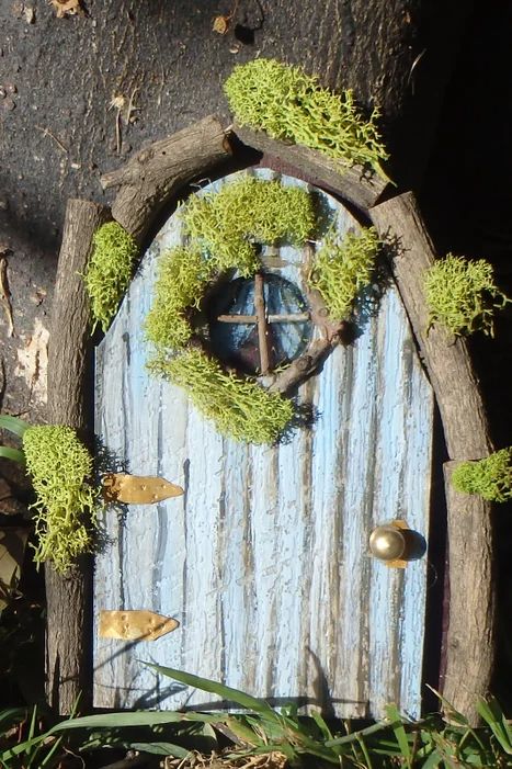 Diy Fairy Houses How To Make, Doors For Fairy Houses, Diy Fairy Door How To Make, Fairy Garden Doors For Trees, Fairy House Doors Diy, Fairy Doors On Trees Diy, Gnome Door On Tree, Fairy Doors On Trees Diy How To Make, Fairy House From Tree Stump