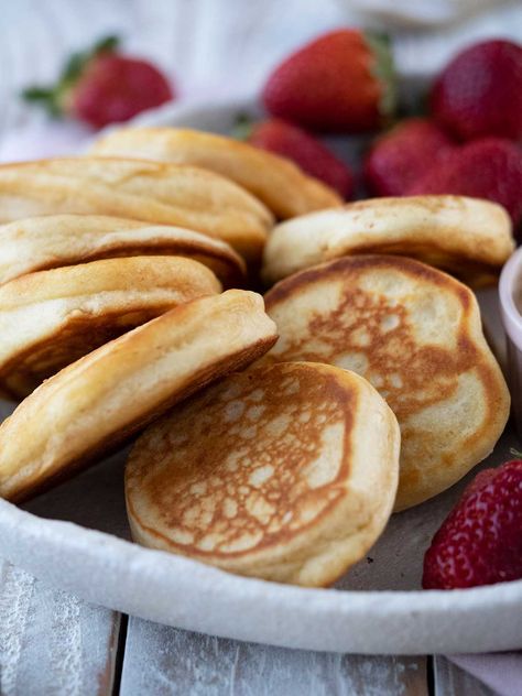 Australian pikelets are like mini pancakes and are served for breakfast or afternoon tea. This easy recipe made with pantry staples will have you enjoying these fluffy rounds of joy in no time. Easy Pikelet Recipe, Puffy Pancakes Recipe, Mini Fluffy Pancakes, Pikelets Recipe Easy, Mini Pikelets, Bluey Breakfast, Ontbyt Idees, Australian Breakfast, Pikelet Recipe