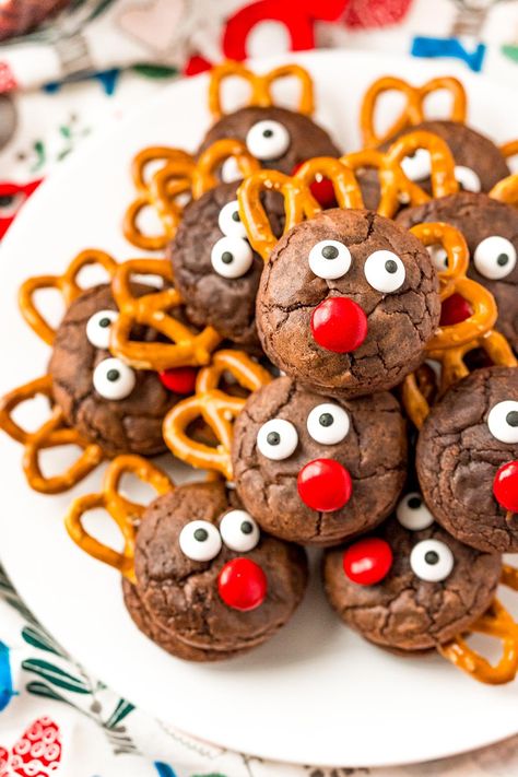 Reindeer Cookies are a festive recipe made with brownie sandwich cookies, frosting, pretzels, chocolate candies, and candy eyes! Brownie Sandwich, Cookies Frosting, Pretzels Chocolate, Chocolate Marshmallow Cookies, Salted Caramel Pretzels, Fabulous Desserts, Chocolate Chip Shortbread Cookies, Candy Eyes, Salted Caramel Mocha