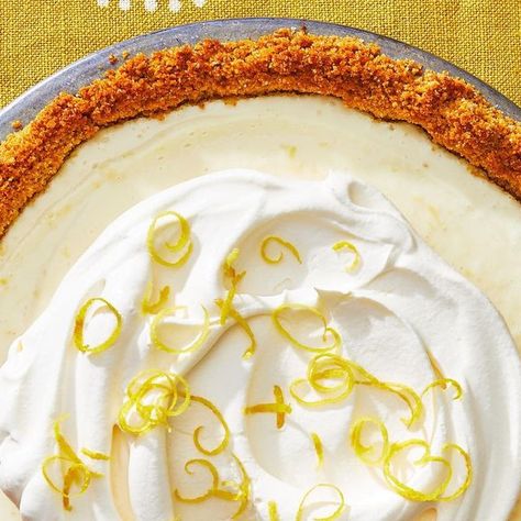 Southern Living on Instagram: "Whether you're a beginner or an old hand, Lemon Icebox Pie is a great choice when you need a highly impressive dessert but don't have time for a lot of hands-on effort. This no-bake pie, made with just six ingredients, requires only 10 minutes of active work (if you use a store-bought crust), and it can be made the night before you plan to serve it so you're not stressing over last-minute details. Visit the link in our profile to save the recipe! 🍋 📷: @caitbensel Easy Lemon Icebox Pie, Icebox Pies, Frozen Lemonade Pie, Summer Pies, Cook Desserts, Southern Pies, Yogurt Cheesecake, Cheesecake With Whipped Cream, Lemon Icebox Pie