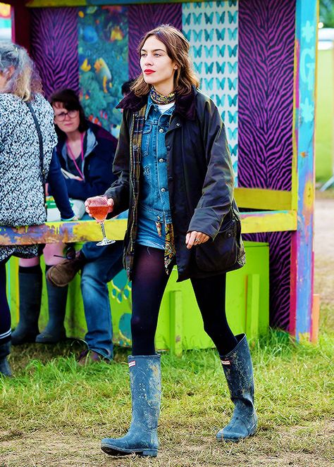 Welcome To The Chungle Alexa Chung Festival, Alexa Chung Fashion, Glastonbury England, Glastonbury Music Festival, Festival Outfit Inspiration, Alexa Chung Style, Glastonbury Festival, Jeanne Damas, Festival Style