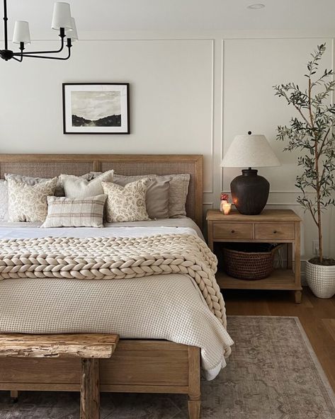 Bedroom With Oak Bed, Oak Bed Bedroom Ideas, Neutral Bedroom Decor Dark Wood, Wooden Bed Styling, Moody Cosy Bedroom, Cosy Bed Ideas, Light Oak Bed, Timeless Master Bed, Modern Rustic Bedroom Ideas Master Suite