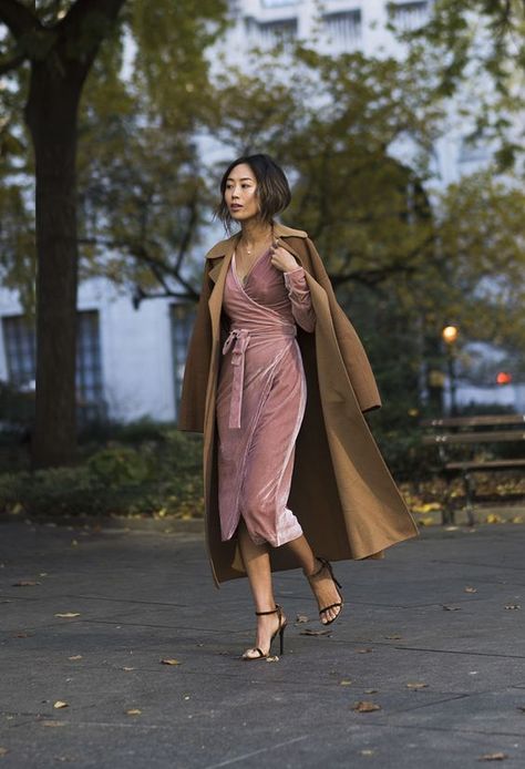 a pink wrap velvet dress with long sleeves and a V-neckline, black heels and a camel coat Wedding Guest Outfit Winter, Winter Party Outfit, Winter Wedding Guest Dress, Mode Rose, Song Of Style, Jenny Packham, Autumn Wedding, Guest Outfit, Style Chic