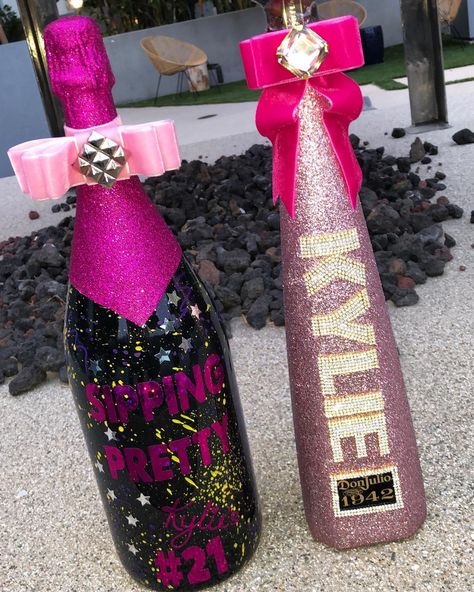 ❤21 BITCH❤ Kylie 21 Birthday Party, Kylie 21 Birthday, Rihanna Lifestyle, Kylie Aesthetic, Alcohol Bottle Decorations, Victoria Secret Party, Kylie Jenner Birthday, Vegas Aesthetic, Decorated Liquor Bottles