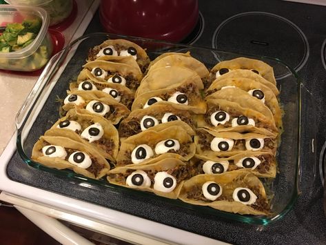 Spooky Eyeball Tacos Johnny #5 Tacos) Recipe - Mexican.Genius Kitchen Halloween Taco Ideas, Halloween Taquitos, Taco Halloween Food, Halloween Tacos Ideas, Spooky Mexican Food, Halloween Taco Party, Spooky Tacos, Halloween Enchiladas, Halloween Empanadas