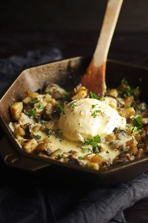 Easy Breakfast Skillet Recipes, Easy Breakfast Skillet, Breakfast Hash Recipes, Mushroom Breakfast, Homemade Hollandaise Sauce, Veggie Breakfast, Hash Recipe, Breakfast Skillet, Breakfast Hash