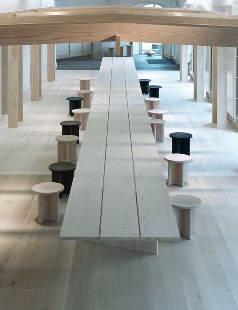 Dinesen showroom by Oeo Wood Pergola, Big Table, Design Blogs, Showroom Design, Cottage Interiors, Cafe Shop, Wooden Planks, Cafe Interior, Cafe Design