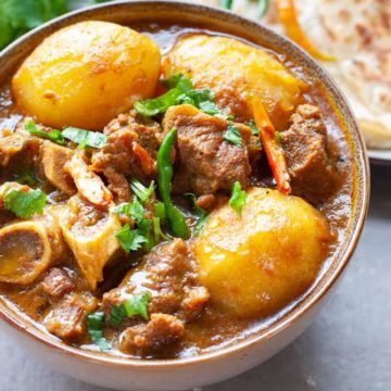 Aloo Gosht, Curry With Potatoes, Mutton Curry Recipe, Aloo Curry, Curry Easy, Gosht Recipe, Korma Recipe, Lamb Dishes, Lamb Curry