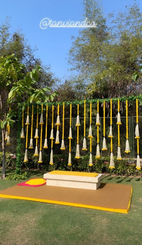 Haldi Ceremony Decorations At Home Simple, Indian Wedding Deco, Leaf Decor Wedding, Haldi Decoration Ideas, Haldi Ceremony Decorations, Asian Wedding Decor, Ceremony Decorations Outdoor, Small Wedding Decor, Mehendi Decor Ideas