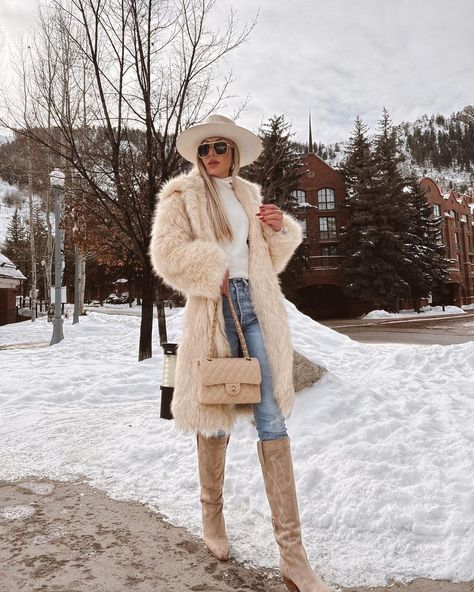 Aspen Clothes Outfit, Aspen Western Outfit, Aspen Outfit Winter Chic, Aspen Dinner Outfit Winter, Aspen Looks, Aspen Dinner Outfit, Aspen Style Winter, Winter Ranch Outfits, Aspen Colorado Winter Outfits