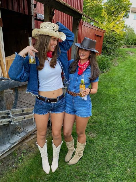 Cowgirl Themed Birthday Party Outfit, Cow Boy Outfit Women, Carnaval Cowgirl, Cowboy Party Outfit, Cowgirl Costume Ideas, Western Football Theme Outfit, Halloween Costumes Cowgirl, Farmer Halloween, Victorian Bustle Dress