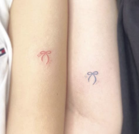 Tattoo Ideas Female Coquette, Aesthetic Tiny Tattoos, Bow Stick And Poke, Couqutte Tattoo, Tiny Tattoos Sisters, Mini Bow Tattoo, Tiny Dainty Tattoos, Cute Friend Tattoos, Cute Arm Tattoos