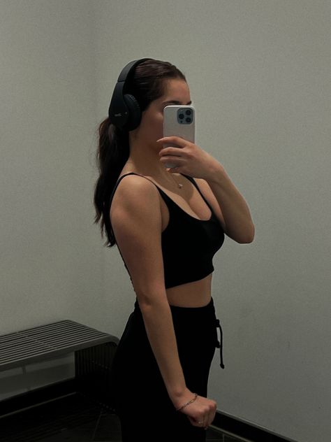 gym aesthetic. push day. arm day at the gym. arm workouts. triceps and biceps. gym rat. girls at gym Gym Rat Girl Aesthetic, Arm Day At The Gym, Girl Biceps, Becky G Outfits, Rat Girl, Gym Pics, Gym Rats, Fitness Vision Board, Push Day