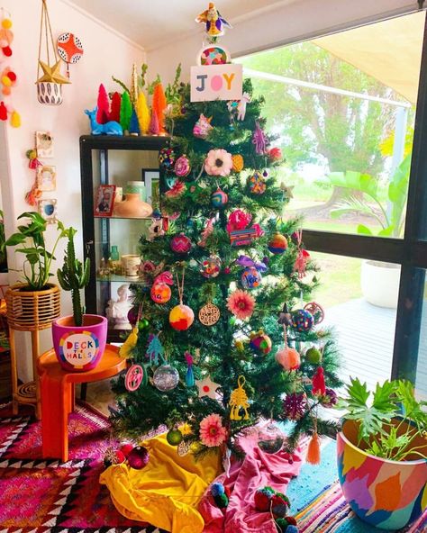 Eclectic Christmas Trees, Whimsical Christmas Decor, Boho Christmas Tree, Boho Christmas Decor, Bohemian Christmas, Rainbows Christmas, Creative Christmas Trees, Cheap Things, Beautiful Christmas Trees