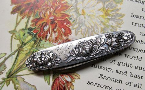 Shiebler Knife Sterling Silver Folding Knife Shiebler Coquette Knife, Silver Knife, Pocket Knives Vintage, Mother Of Pearl Pocket Knife, Pocketknife Vintage, Knife Aesthetic, Engraved Flower, Rare Gifts, High Relief