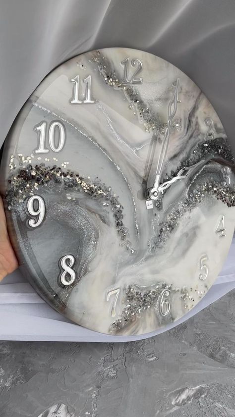 Resin Art Clock, Resin Galaxy, Resin Art Diy, Resin Art Canvas, Clock Handmade, Epoxy Art, Resin Crafts Tutorial, Art Clock, Resin Art Painting