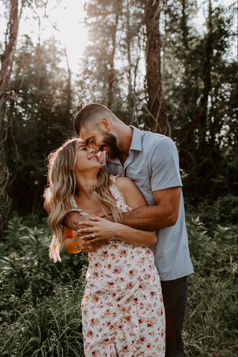 Couple Picture Outfits Summer, Summer Time Engagement Photos, Engagement Photo Outdoor, Engagement Photoshoot Ideas Summer, Springtime Engagement Photos, Engagement Photos Outfits Forest, Summer Photoshoot Ideas Couples, Engagement Photoshoot Outfit Summer, Forest Engagement Photos Outfit