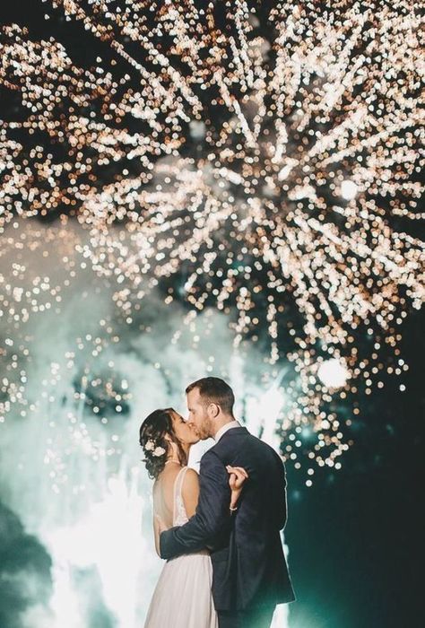 Night Wedding Photos, Wedding Fireworks, Wedding Picture Poses, Wedding Floral Centerpieces, Night Wedding, Wedding Forward, Wedding Photography Poses, Wedding Photo Inspiration, Wedding Night