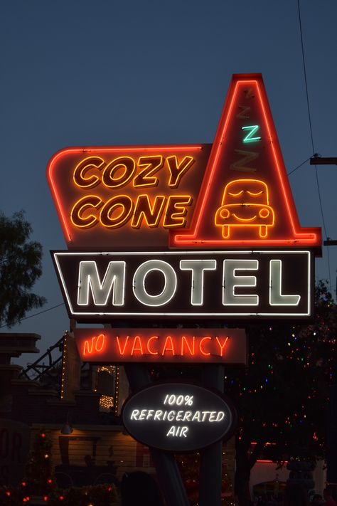 Disneyland- Cozy Cone isa great place to stop for some comfort food! Cozy Cone Motel, Blue Swallow Motel, Cadillac Ranch, Petrified Forest National Park, Bottle House, Radiator Springs, Movie Cars, Cars Land, Cozy Dog