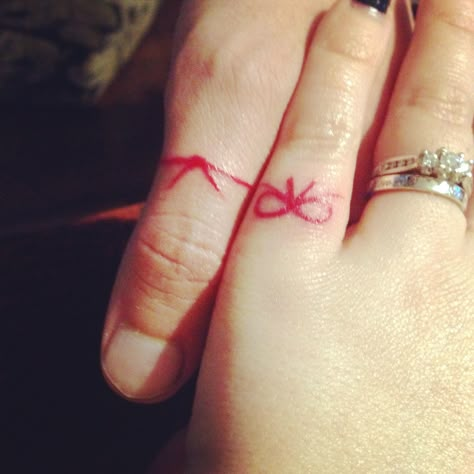 Red Line Of Fate Tattoo, Red String Tattoo Couple, Red Thread Of Fate Tattoo, Red String Of Fate Tattoo, Red String Tattoo, Pinky Tattoo, Partner Tattoo, Tattoo Rings, Fate Tattoo