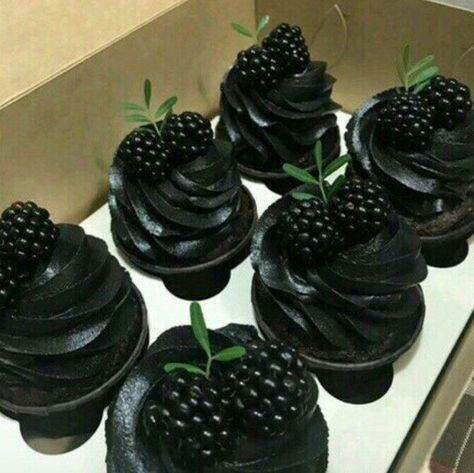 Black Desserts, Gothic Dinner, Desserts Aesthetic, Black Dessert, Nice Cake, Raspberry Cupcakes, Black Food, Marble Cake, Black Raspberry