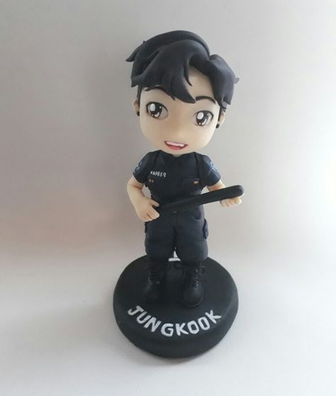 Jungkook BTS #bts #btsjungkook #jungkook #btsdope #jungkookdope #polymerclay #biscuit #coldporcelain #clay #porcelanafria #figura #figure #miniature #escultura #sculpture #feitoamao #handmade #fanmade Clay Human, Chibi Bts, Clay People, Poly Clay, Pasta Francesa, Clay Figures, Kawaii Stickers, Clay Sculpture, Dry Clay