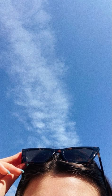 Blue sky sunglasses Girl aesthetic spring Girl With Sunglasses Aesthetic, Eye Pictures Aesthetic, Photos With Sunglasses, Story Inspiration Instagram Aesthetic, Photo With Sunglasses, Spring Instagram Pictures, Cool Sunglasses Aesthetic, Sunglass Aesthetic, Beach Aesthetic Instagram