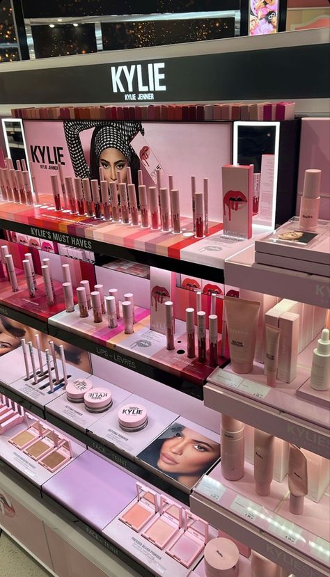 Kylie Cosmetics Products, Kylie Cosmetics Store, Kyle Cosmetics, Homemade Headbands, Kylie Jenner Cosmetics, Makeup Look Ideas, Business Vision Board, Kylie Lips, Kylie Jenner Lipstick