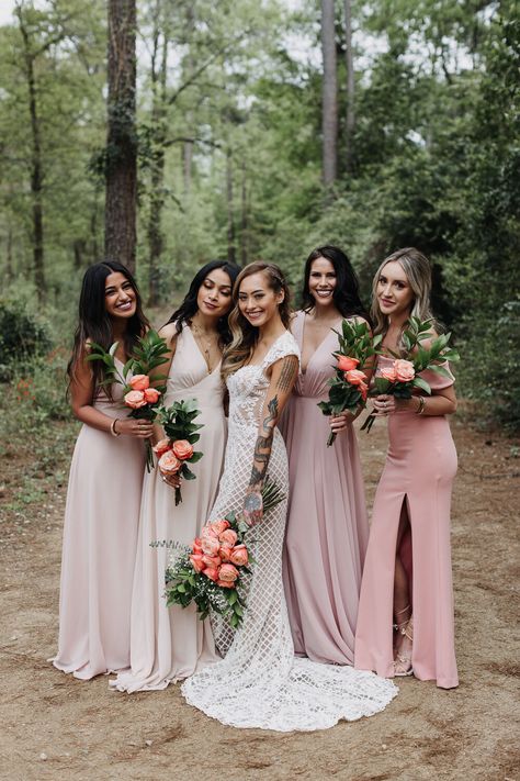 Love the mismatched bridesmaids trend! These mismatched blush bridesmaids go perfectly with this outdoor spring wedding at the Houston Arboretum, planned by Piper & Muse!  #houstonweddingplanner #weddingplanner #houstonwedding #houston #houstontexas #bride #wedding #texasweddings #weddinginspo #weddinginspiration #bridesofhouston #weddingsofhouston #weddingideas Houston Arboretum, Outdoor Spring Wedding, Party Poses, Wedding Party Poses, Events Planner, Blush Bridesmaids, Mismatched Bridesmaids, Houston Wedding, Bride Wedding