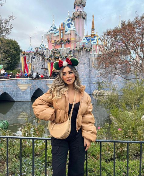 Disneyland Picture Poses, Winter Outfit Disneyland, Disneyland Outfits For Winter, Hongkong Disneyland Ootd, Disney Outfits Aesthetic Winter, Cute And Comfy Disney Outfits, Christmas In Disneyland Outfit, Disney Outfits For Winter, Disneyland Outfit Ideas Spring