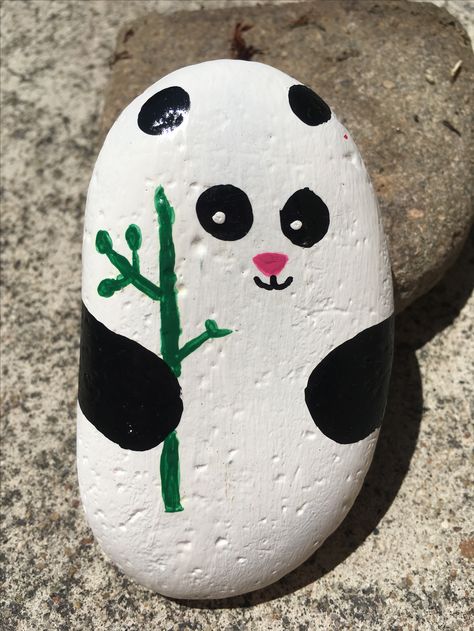 Panda painted rock Panda Rock Painting, Painted Rocks Ideas, Panda Craft, Panda Painting, Painted Rock Animals, Mandala Rock Art, Rocks Painted, Painted Rocks Kids, Painted Rocks Craft