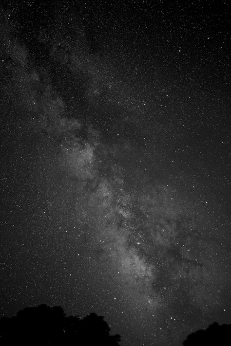 Victor Rogus took this black and white image of the Milky Way on July 13, 2013 from Jadwin, Missouri. Black And White City, Black And White Picture Wall, Iphone Wallpaper Sky, Black And White Stars, Glowing Art, Black Phone Wallpaper, White Sky, Gray Aesthetic, Sky Photos