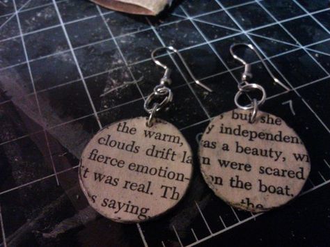 Tiny Book Earrings Diy, Book Page Earrings Diy, Mini Book Earrings Diy, Book Page Jewelry, Book Page Earrings, Diy Book Earrings, Book Earrings Diy, Film Crafts, Book Page Diy