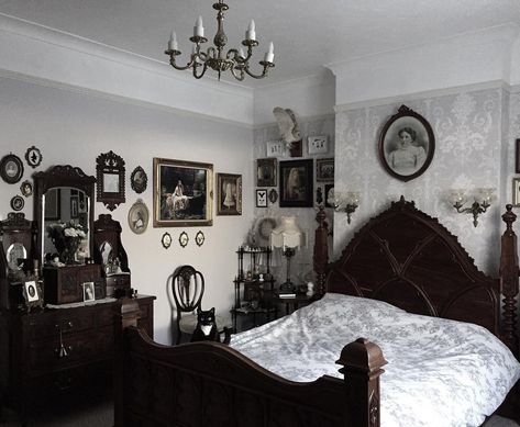 Sunday, hermitting in our natural habitat. Gothic Bedroom, Goth Home Decor, Goth Home, Dark Home Decor, Dark Home, Gothic Home, Gothic Decor, Dream Room Inspiration, Gothic Home Decor