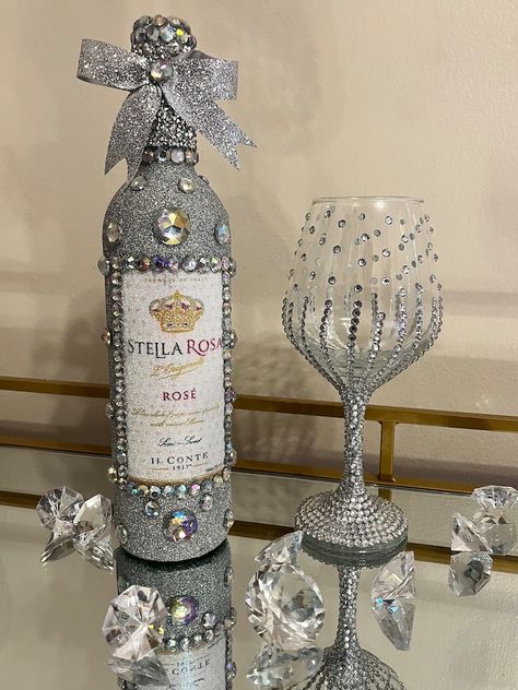 Diamond Home Decor, Diamonds And Pearls Theme Birthday, Diamond Party Theme, Diamond Theme Party Ideas, Bejeweled Bottles, Diamond Theme Party, Alcohol Bottle Decorations, Bedazzled Bottle, Alcohol Bottle Crafts