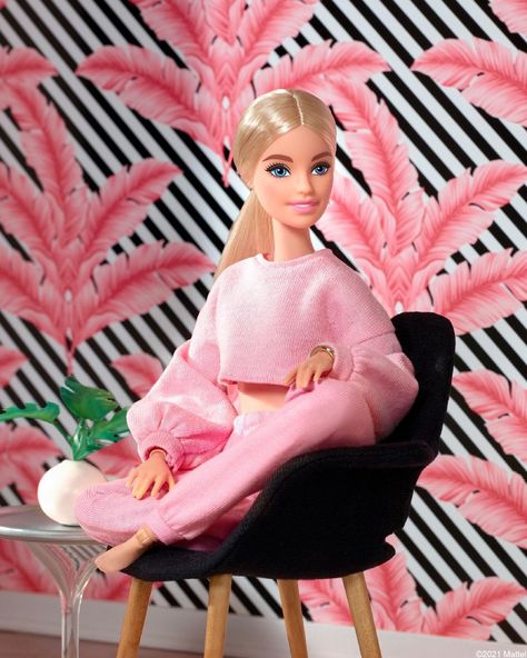 Barbie Style Instagram, Rooftop Yoga, Barbie Wallpaper, Miniature Wallpaper, Barbie Aesthetic, Made To Move Barbie, Palm Pattern, Barbies Pics, Bts Clothing