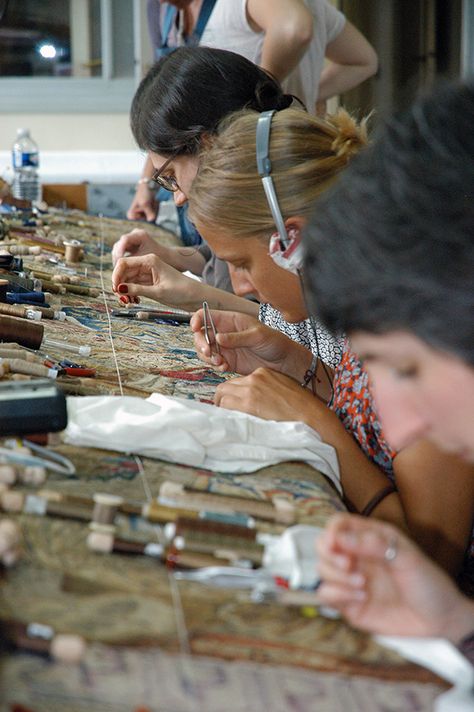 Weavers conserve a tapestry at the Gobelins Manufactory Textile Conservation, Painting Restoration, Museum Storage, Art Conservation, Art History Major, Art Restoration, Sculpture Textile, Sun King, Conservation Art