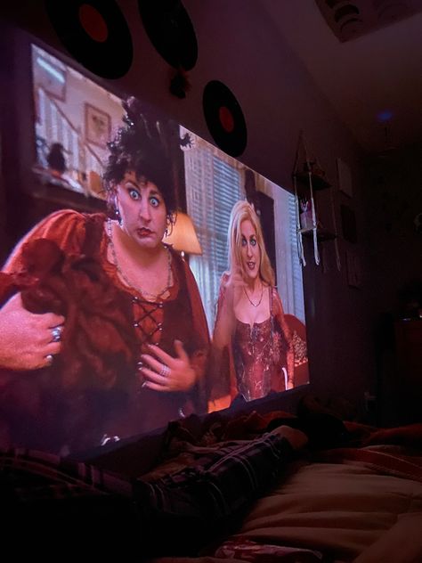 Aesthetic Halloween Sleepover, Halloween Sleepover Aesthetic, Fall Sleepover Ideas, Halloween Sleepover Ideas, Sleepover Movies, Spooky Date Night, Spookie Season, Autumn Sleepover, Halloween Dates