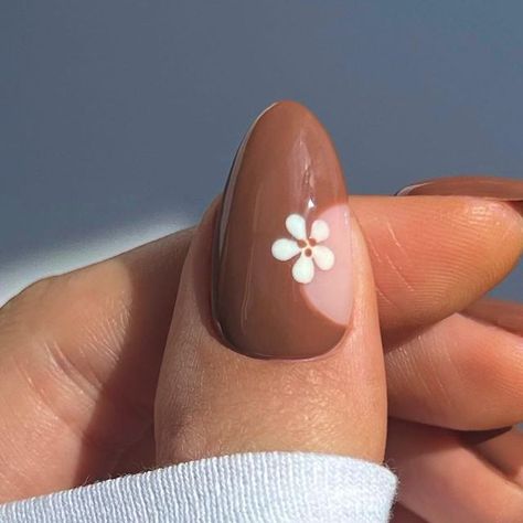 the nailologist🍒🌸🦋🌈✨ on Instagram: "Pretty brown cut outs with white flowers for autumn 🤎🐻☁️ #autumnnails #fallnails #nails #nailinspo #nailart #nailtutorial" Brown Nails With Flowers, Christmas Nails Brown, Brown Flower Nails, Brown And White Nails, Brown Nail Art, Neutral Nail Designs, Nailinspo Nailart, Hippie Nails, Flower Nail Art