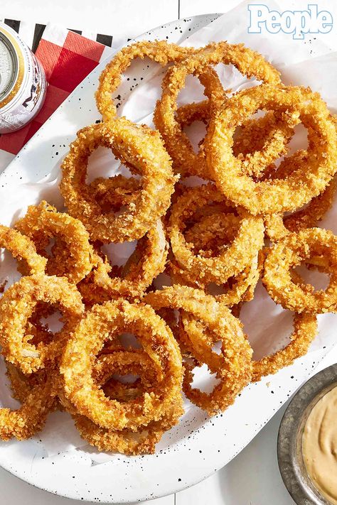 Blooming Onion Dipping Sauce, Outback Blooming Onion, Bloomin Onion Sauce, Copycat Outback, Fried Onion Rings, Onion Rings Recipe, Bloomin Onion, Chicken Roll, Blooming Onion