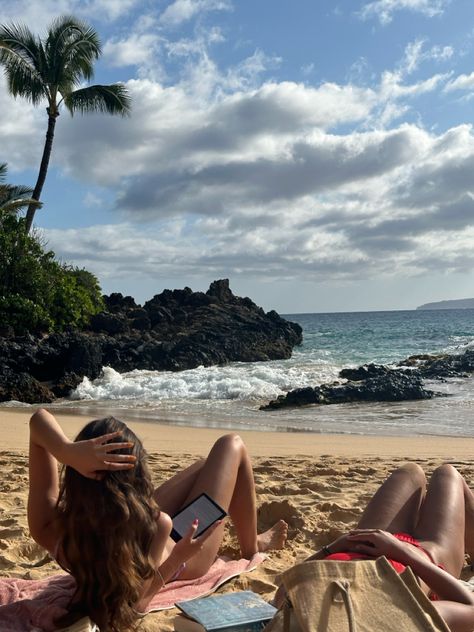 #maui #reading #beachday #aesthetic #bigbeach #makena #hawaii #perfectday Hawaii Aesthetic Maui, Hawaii Girls Trip Aesthetic, Hawaiian Life Aesthetic, Hawaii Maui Aesthetic, What To Bring To Hawaii, Hawaii Mood Board, Hawaii Luau Outfit, Hawaii Trip Aesthetic, Hawaii Vacation Aesthetic