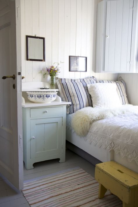 Guest bedroom detail Vintage Bedroom Decor, Painting Wood Paneling, Cottage Bedroom, Spare Bedroom, Wood Panel Walls, Cool Ideas, Beautiful Bedrooms, House In The Woods, Cottage Decor