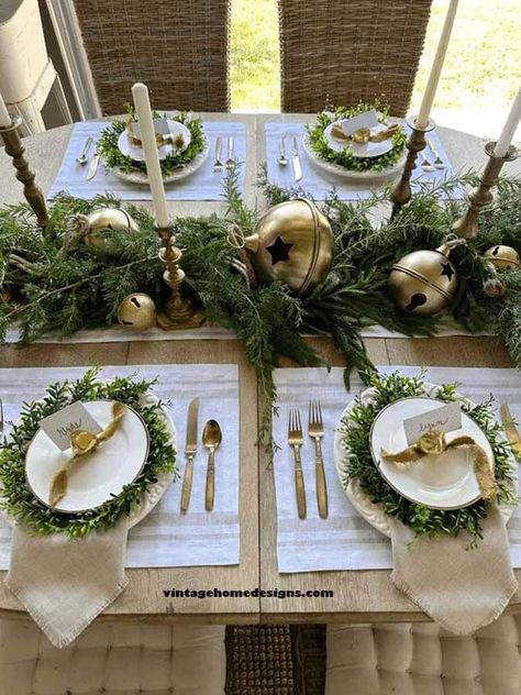 Formal Christmas Party Table Centerpieces, Green And White Christmas Tablescape, Dining Table Holiday Decor, Round Dining Table Christmas Decor Centerpiece, Round Tablescapes Christmas, Green And Gold Christmas Table Decor, Green Christmas Centerpieces, Easy Christmas Table Decor, Holiday Place Settings Christmas