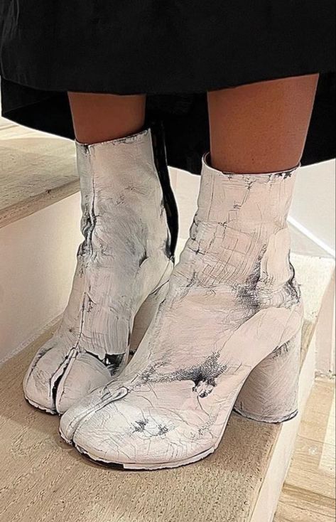 White Tabi Boots Outfit, Tabi Boots Aesthetic, Tabi Boots, Painted Sneakers, Tabi Shoes, Margiela Shoes, Shoe Wishlist, Only Shoes, Swag Shoes