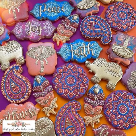 Mandala Cookies, Diwali Henna, Diwali Cookies, Eid Biscuits, Unique Recipes Desserts, Sugar Cookie Decorating Ideas, Indian Cookies, Diwali Gift Box, Gift Box Idea