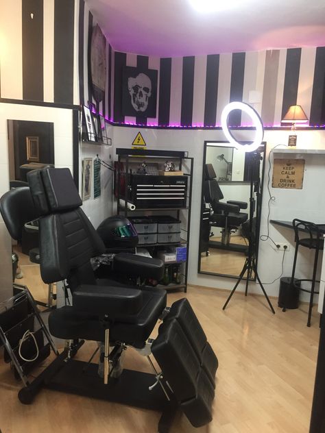 Tattoo Shop Grand Opening Ideas, Tattoo Studios Workspaces, Tattoo Home Studio, Piercing Shop Interior, At Home Tattoo Studio, Piercer Job, Tattoo Room Studio, Piercing Studio Interior, Tattoo Station Ideas