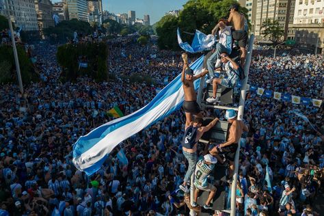 ‘The people needed this’: Argentines put problems aside to celebrate World Cup 2022 win Check more at https://universaliconic.com/2022/12/20/the-people-needed-this-argentines-put-problems-aside-to-celebrate-world-cup-2022-win/ World Cup Celebration, People Crowd, Argentina Football, Victory Parade, 2022 Fifa World Cup, World Press, National Football Teams, World Cup 2022, Life Moments