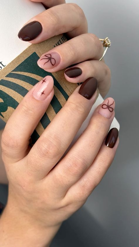 Nails Brown Christmas, Brown Winter Nail Designs, Coffee Themed Nails, Nail Inspo Brown Skin, Brown Nail Art Chocolate, Cool Toned Nails, Coffee Brown Nails Design, Coffee Inspired Nails, Brown Gel Nails Short